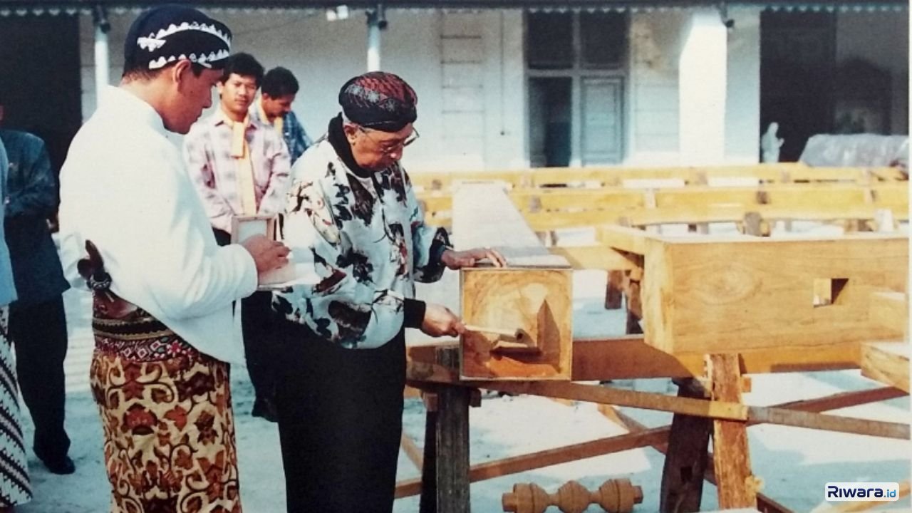 KPH Eddy Wirabhumi menantu Paku Buwono XII bersama Paku Buwono XIII ketika melakukan pengecekan terhadap kayu yang akan digunakan sebagai bagian dari konstruksi Sasana Hondrowino